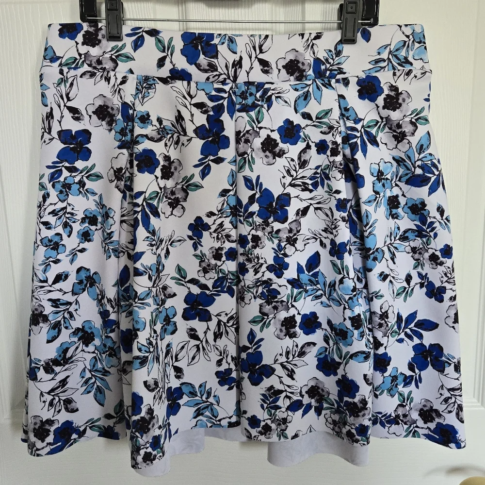 Torrid Blue Flower Skirt Size 0X Floral Pleated Spring Summer